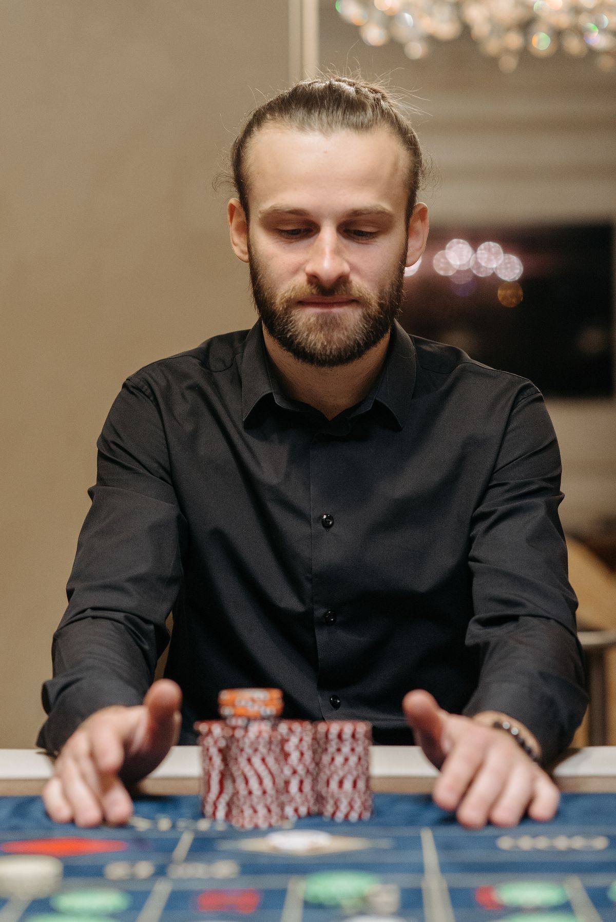 Sekelompok teman menikmati meja roulette dalam suasana santai