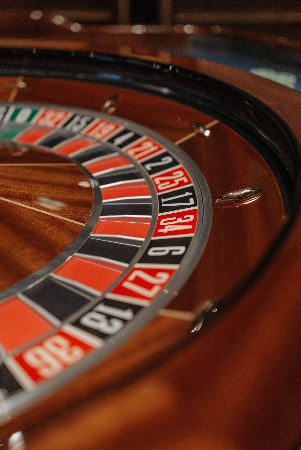 Roulette dengan angka dan roda terlihat dekat