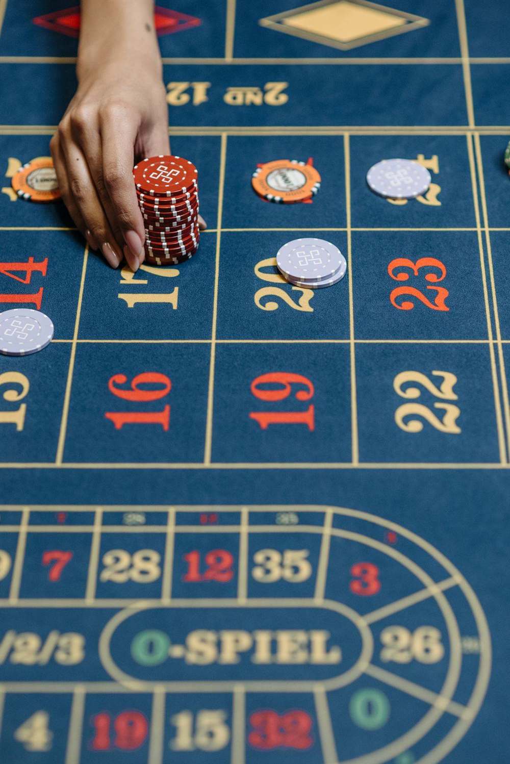 Chip taruhan di atas papan pertandingan olahraga