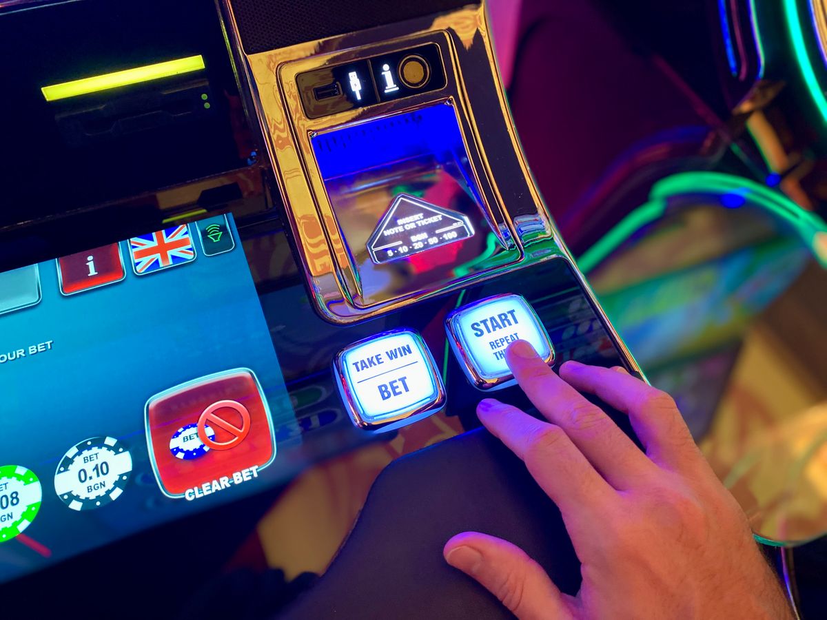 Tampilan layar mesin slot dengan warna-warni cerah
